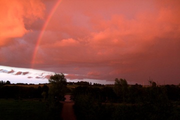 Po burzy mamy tęczę na czerwonym niebie, zaraz zapadnie zmierzch. fot Michał Choński