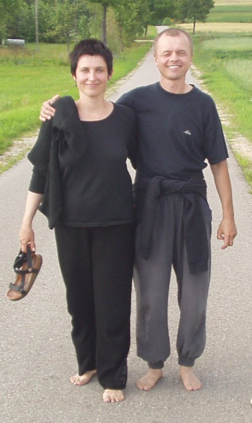 Lada Malinakova i Marian Nosal Spacer po obozie Qigong i Tai Chi w Żegarach 2001